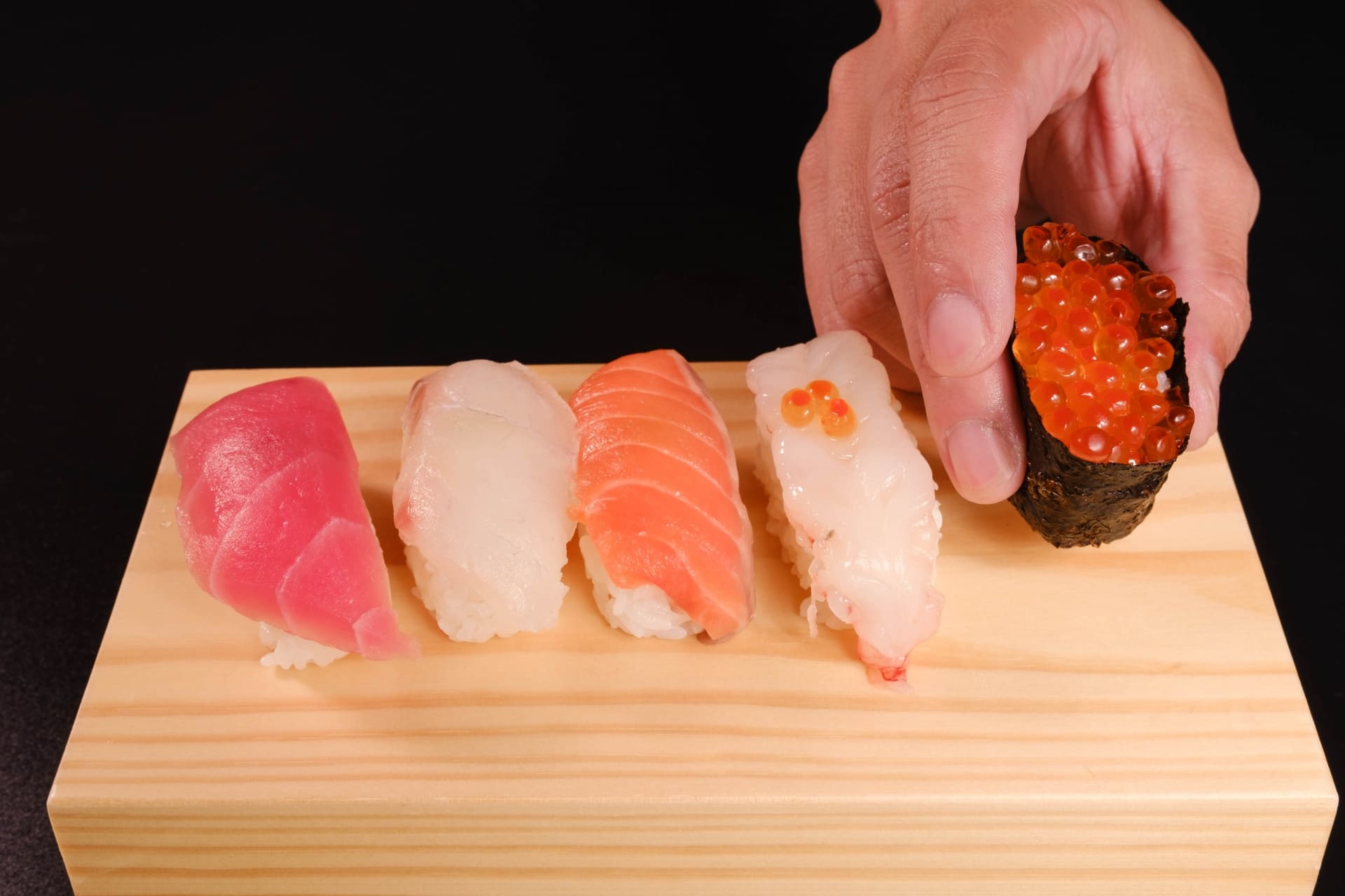 寿司マナーの基本は？手で食べるか箸で食べるか